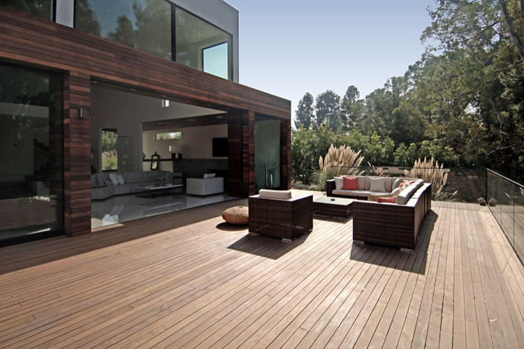 Inspiration for a contemporary deck in Los Angeles.