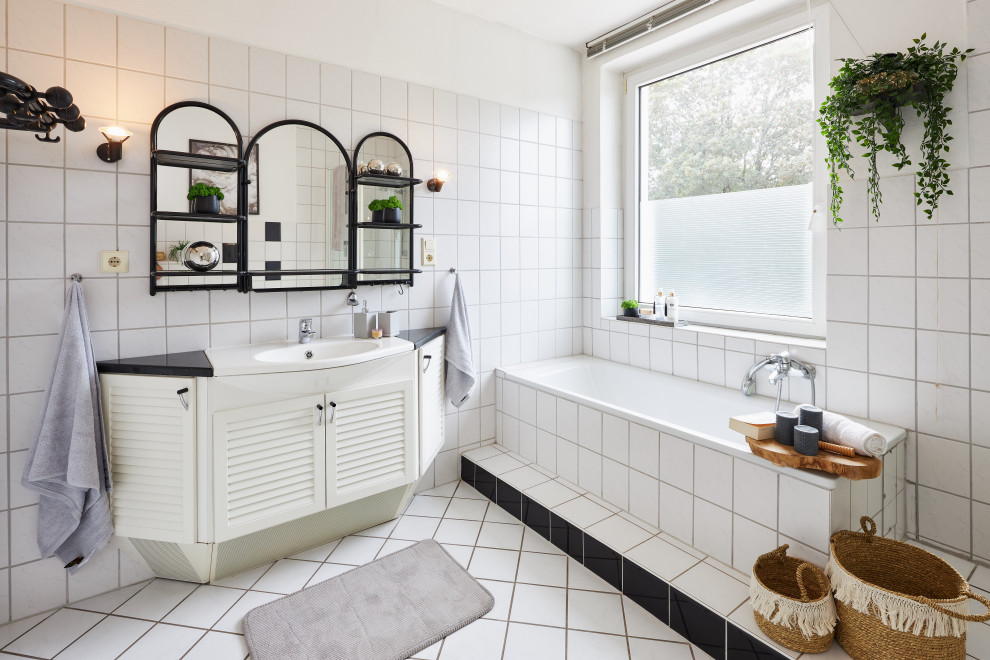 This is an example of a scandinavian bathroom in Cologne.