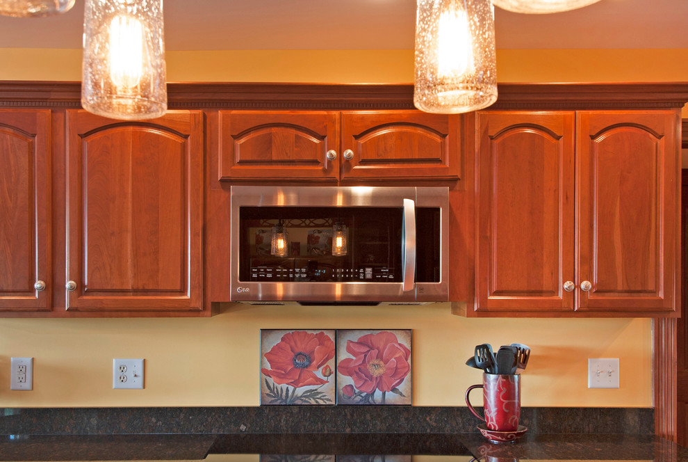 Transitional home design photo in Columbus