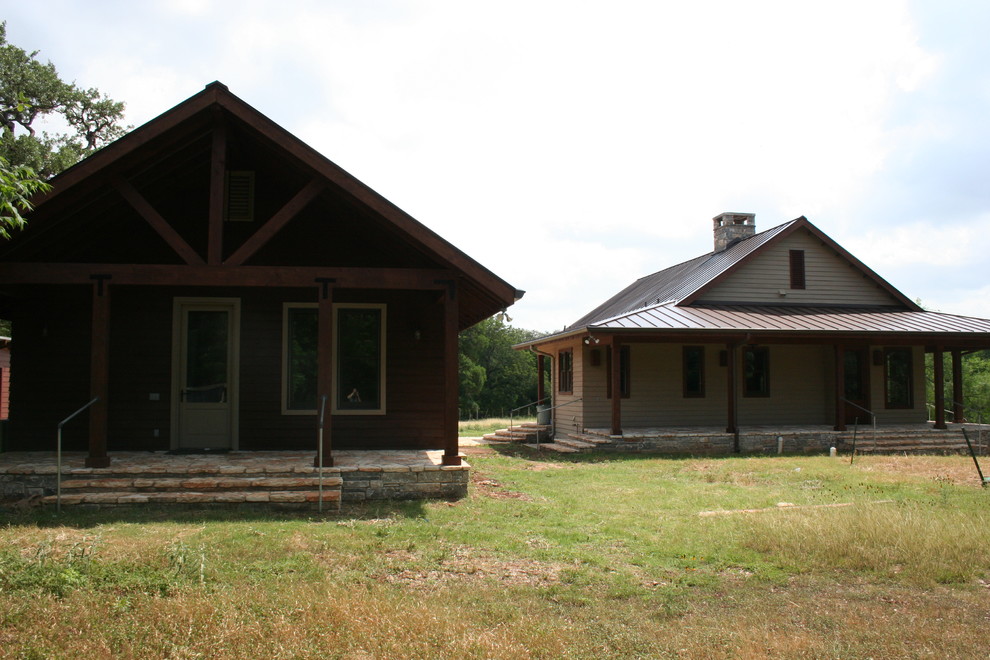 Example of a mountain style home design design in Austin