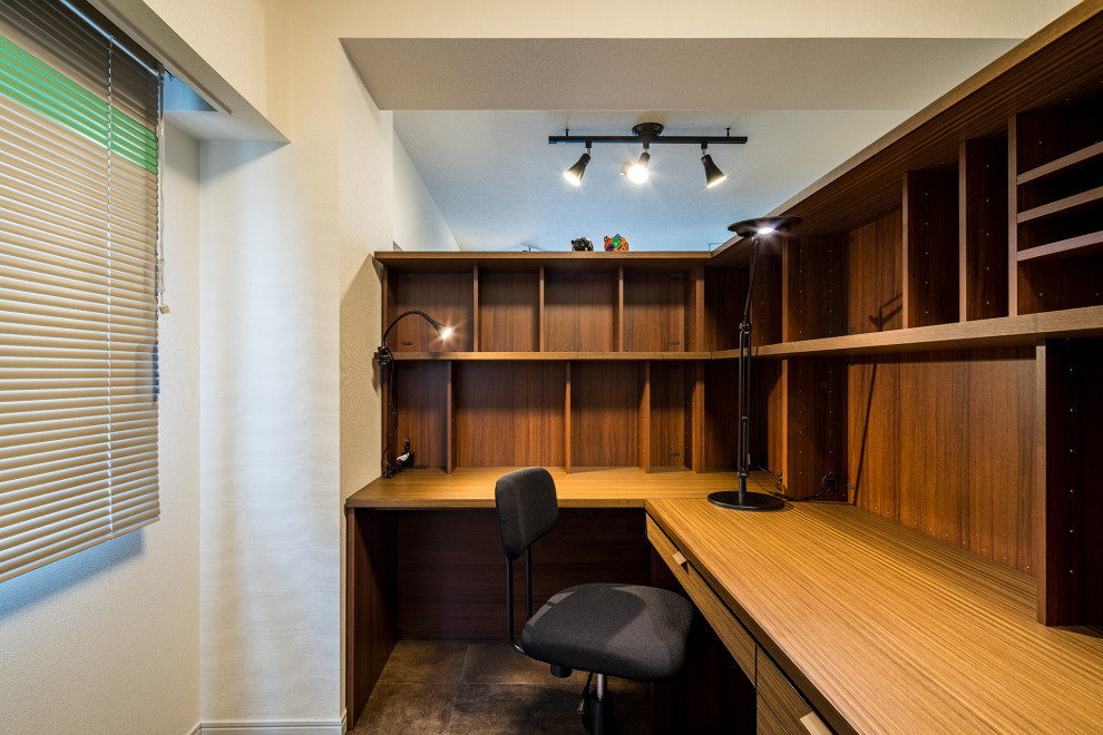 Photo of a contemporary home office in Tokyo with white walls, vinyl floors, no fireplace, a freestanding desk, brown floor, wallpaper and wallpaper.