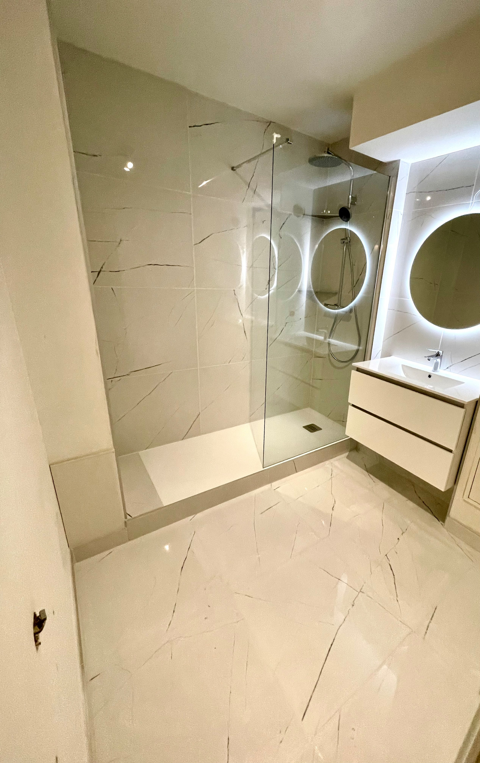 SALLE DE BAIN EN SALLE DE DOUCHE: baignoire transformée en receveur de douche