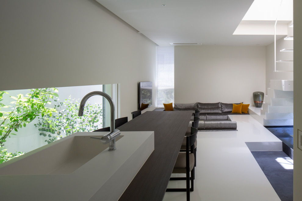 Свежая идея для дизайна: маленькая открытая гостиная комната в стиле модернизм с белыми стенами, телевизором на стене и белым полом для на участке и в саду - отличное фото интерьера
