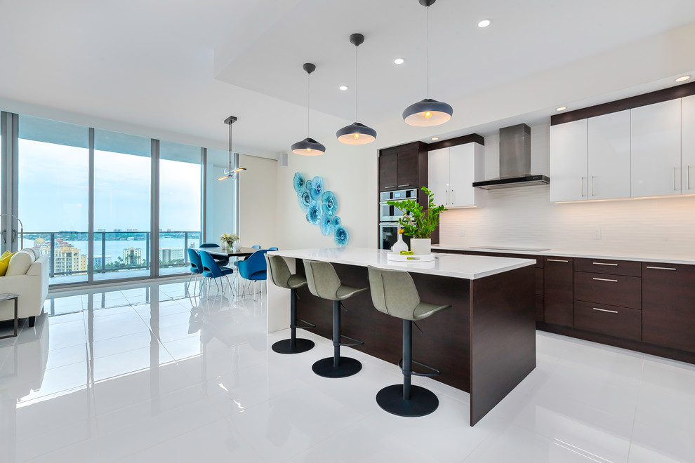 Inspiration for a contemporary kitchen in Tampa.