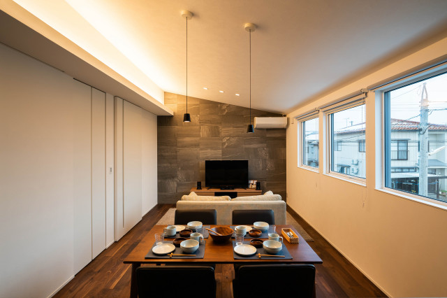 素材を生かしたダークトーン2階リビングの家 moderno-salon