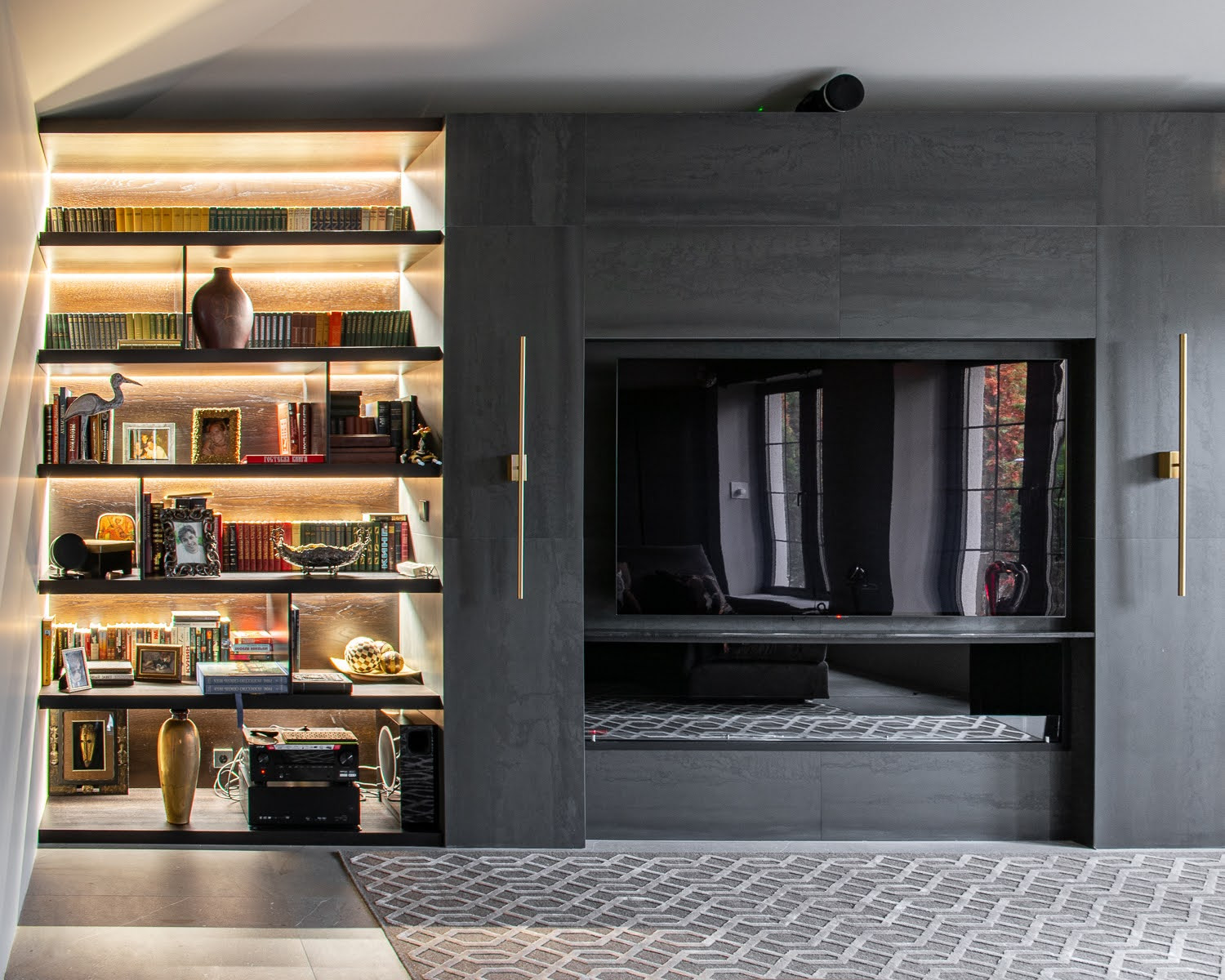 Современная гостиная в загородном доме