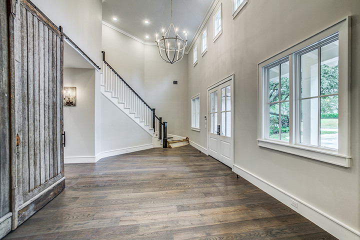 Example of a transitional entryway design in Dallas