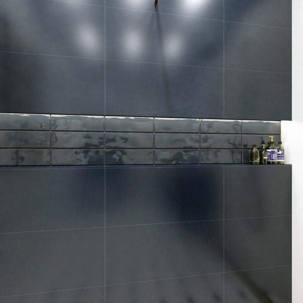 Mittelgroßes Klassisches Duschbad mit bodengleicher Dusche, weißer Wandfarbe, weißem Boden, offener Dusche und Einzelwaschbecken in Berlin