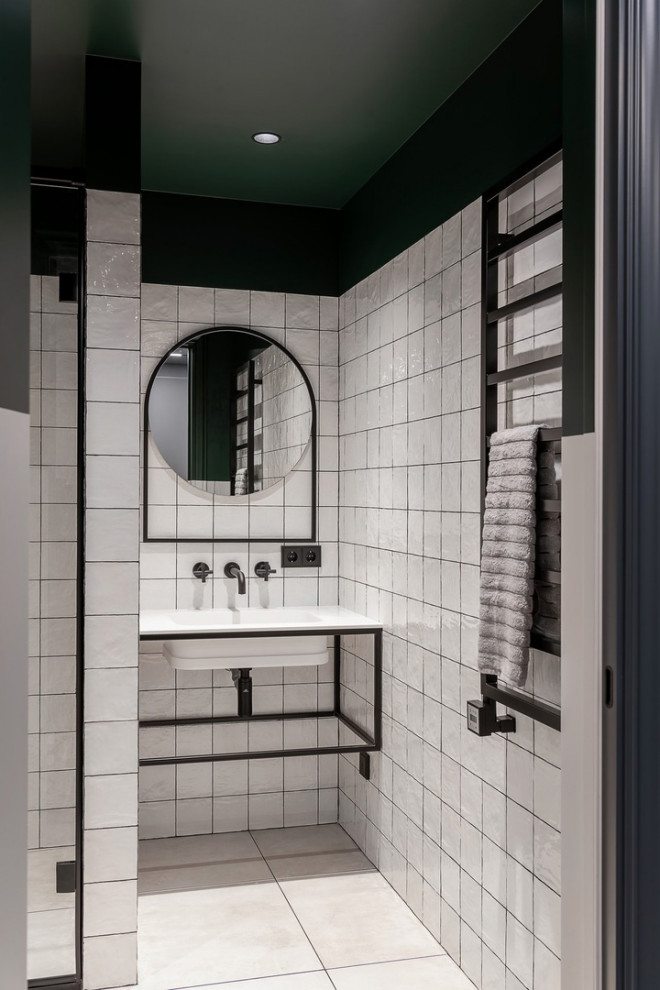 Inspiration för stora moderna vitt badrum med dusch, med släta luckor, skåp i mellenmörkt trä, en dusch i en alkov, en vägghängd toalettstol, vit kakel, keramikplattor, gröna väggar, klinkergolv i keramik, ett undermonterad handfat, bänkskiva i akrylsten, vitt golv och dusch med gångjärnsdörr