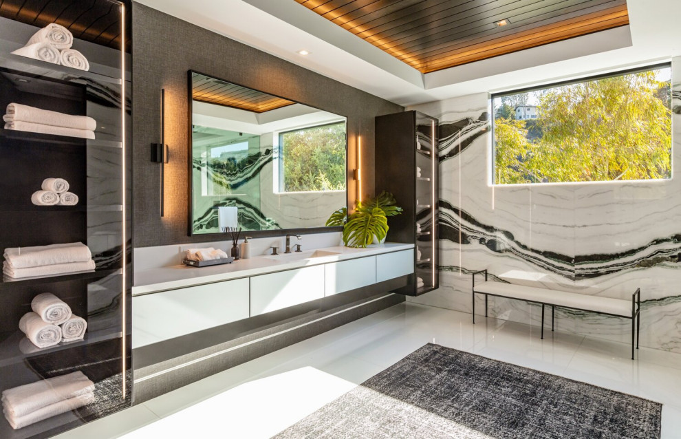 Idee per una grande stanza da bagno padronale moderna con pistrelle in bianco e nero, piastrelle di marmo, pareti multicolore, pavimento bianco, top bianco e soffitto ribassato