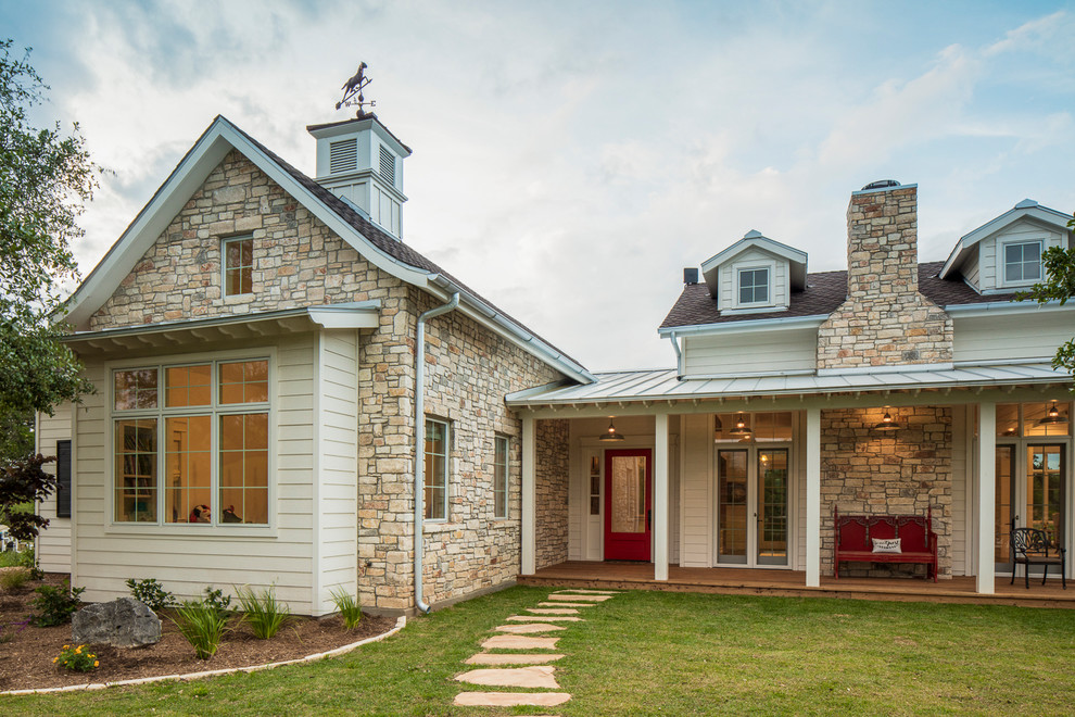 Country one-storey exterior in Austin.