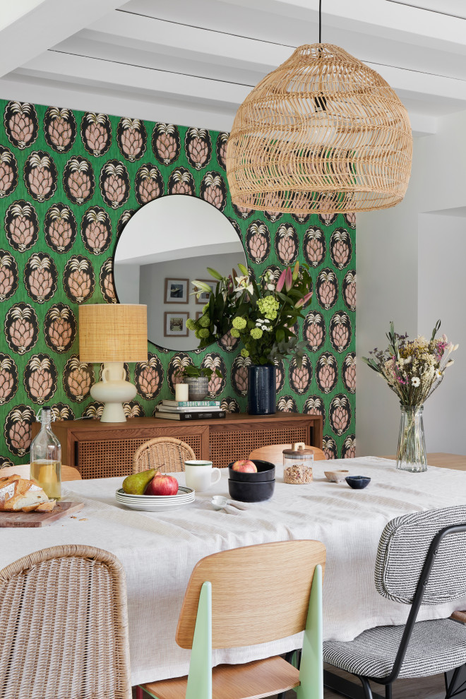 Imagen de sala de estar bohemia con paredes verdes, suelo de madera clara, suelo beige y vigas vistas