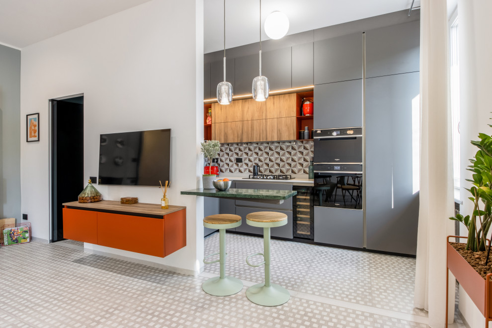 Kleine Moderne Küche in grau-weiß mit Porzellan-Bodenfliesen, buntem Boden und eingelassener Decke in Mailand