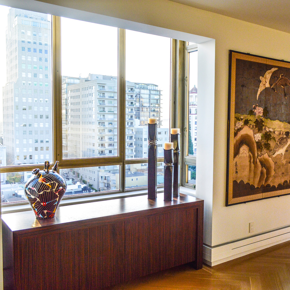Geschlossenes, Mittelgroßes Modernes Esszimmer mit weißer Wandfarbe und hellem Holzboden in San Francisco