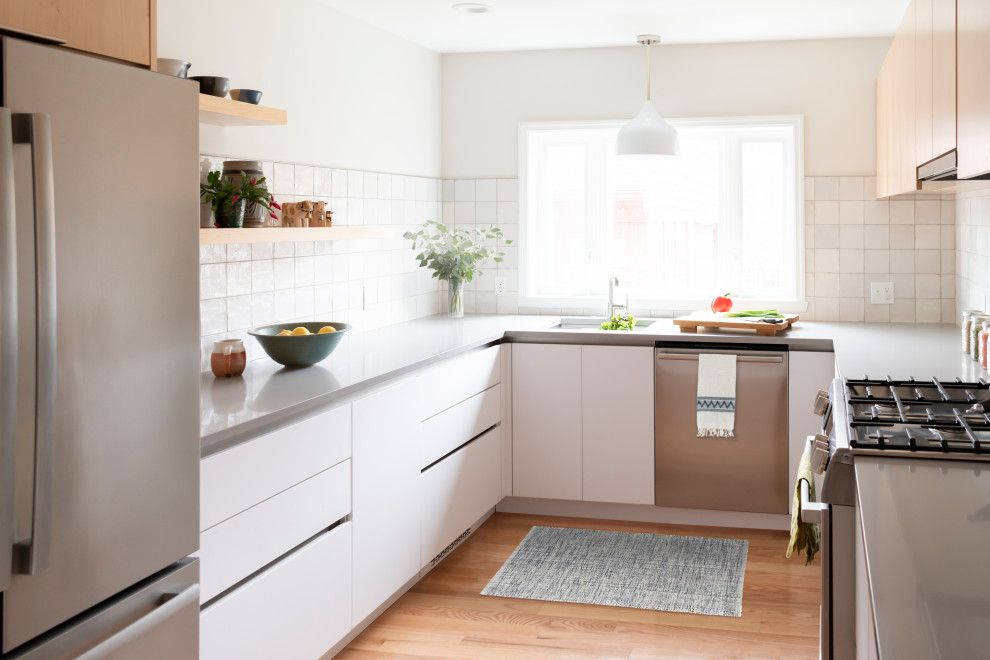 Свежая идея для дизайна: маленькая кухня в скандинавском стиле для на участке и в саду - отличное фото интерьера