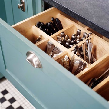 Vertical Silverware Storage Idea clasico-bodega