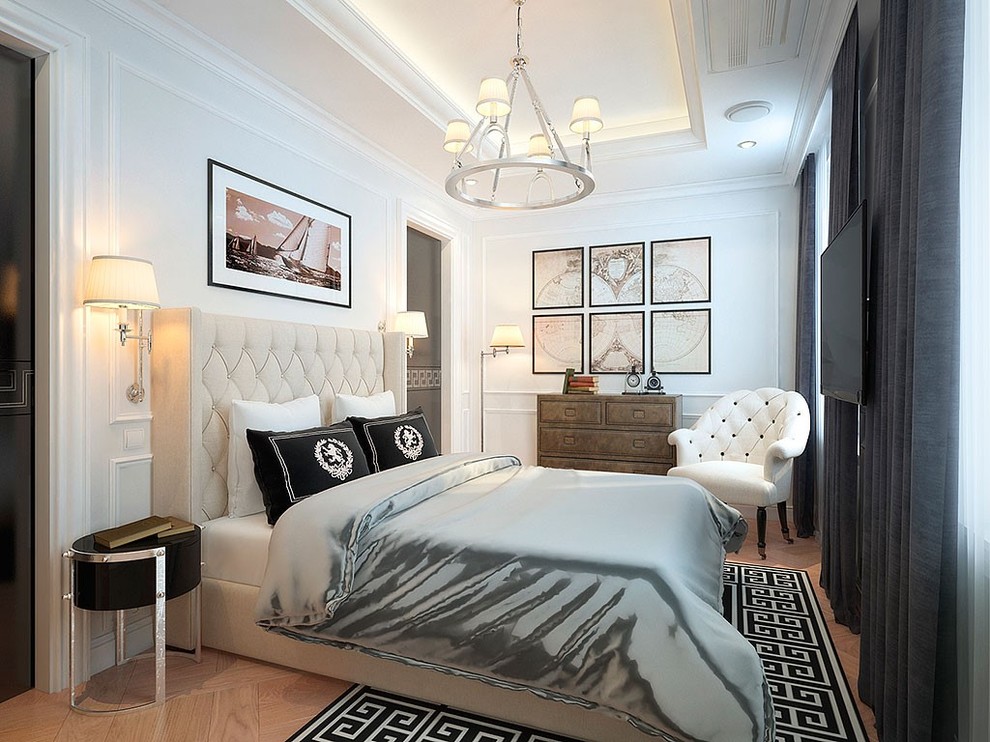 У Ростральных колонн