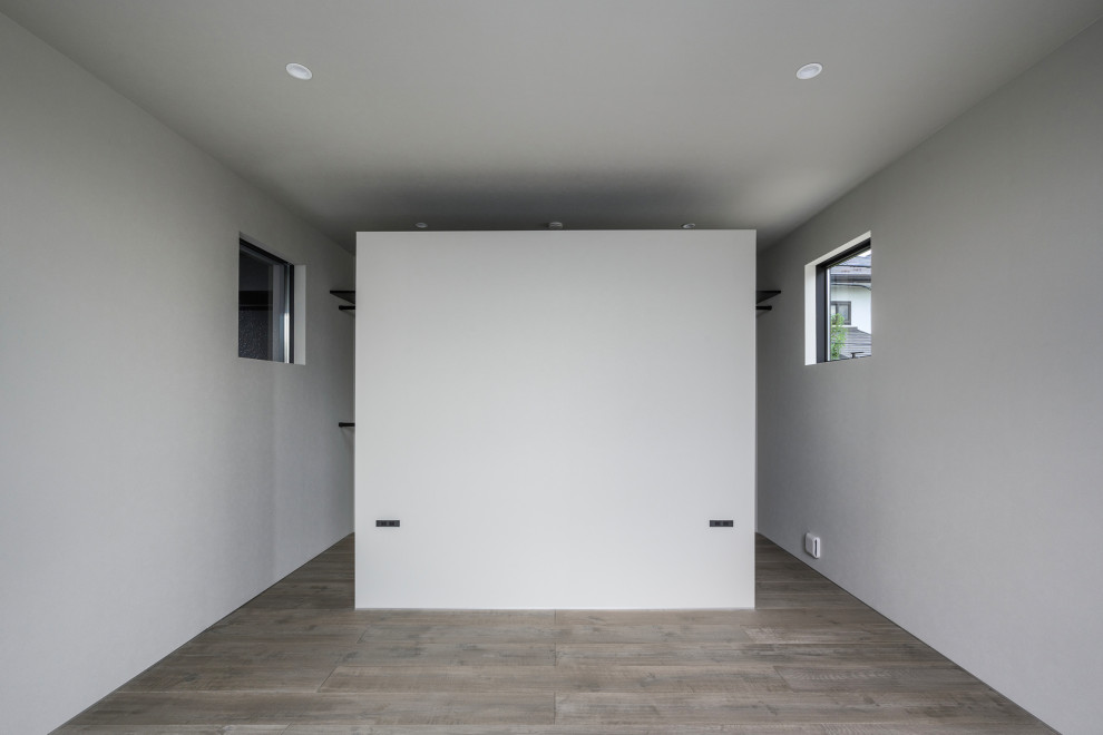 Réalisation d'une chambre parentale grise et noire design de taille moyenne avec un mur gris, un sol en carrelage de céramique, aucune cheminée, un sol gris, un plafond en papier peint et du papier peint.