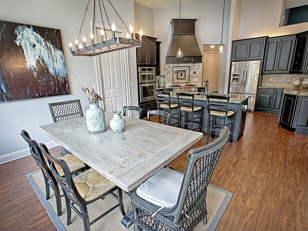 Kitchen - transitional kitchen idea in Orlando