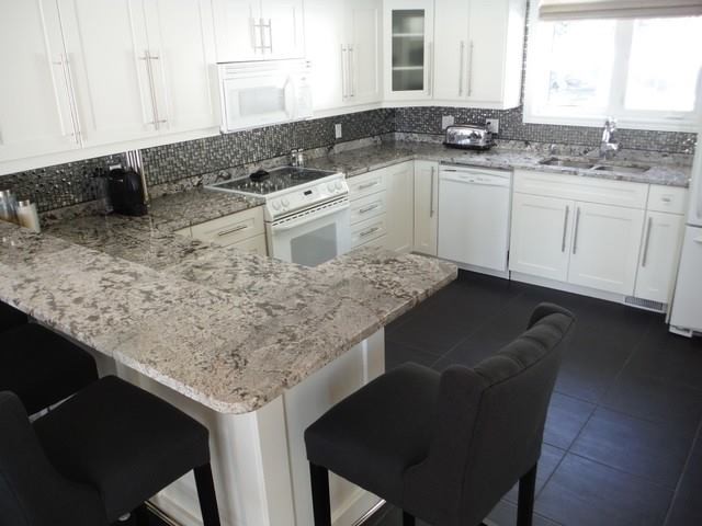 Kitchen - transitional kitchen idea in Omaha
