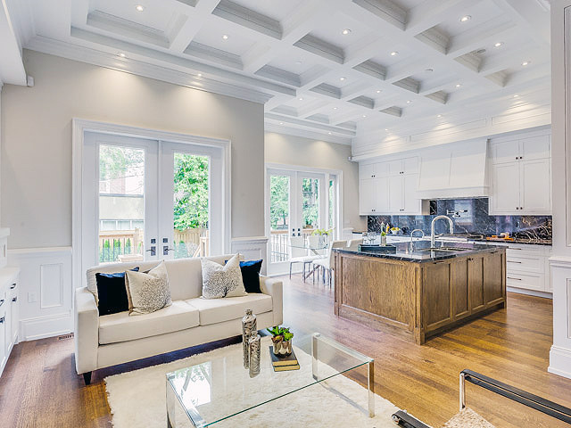 Example of a transitional home design design in Toronto