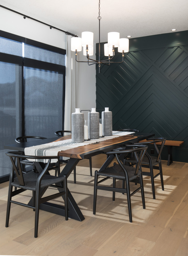 Ispirazione per una grande sala da pranzo aperta verso la cucina chic con pareti verdi, parquet chiaro, pavimento multicolore e pannellatura
