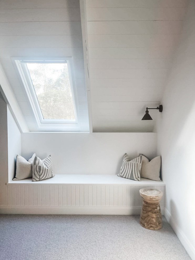 На фото: большая двухуровневая гостиная комната в стиле неоклассика (современная классика) с белыми стенами, ковровым покрытием, телевизором на стене, серым полом и сводчатым потолком