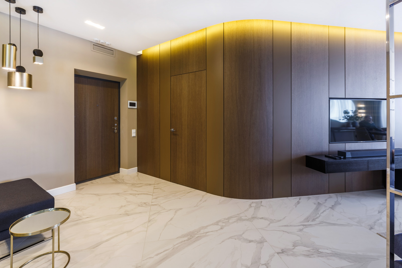 Квартира с радиусными панелями и глубокими цветами