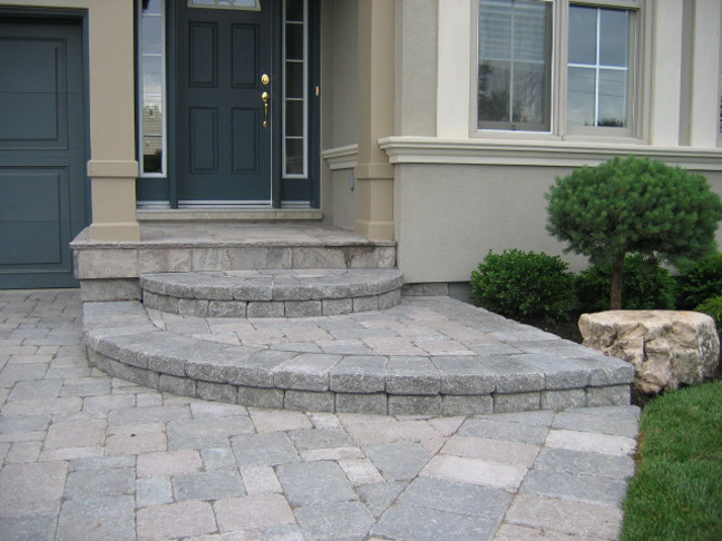 Inspiration for a transitional front yard brick driveway in Toronto.