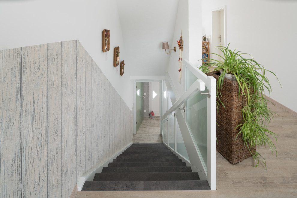 Diseño de escalera recta moderna de tamaño medio con escalones de madera y barandilla de madera