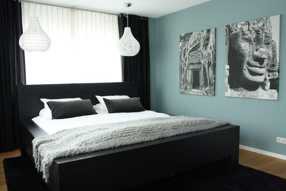 This is an example of a contemporary bedroom in Amsterdam with blue walls.