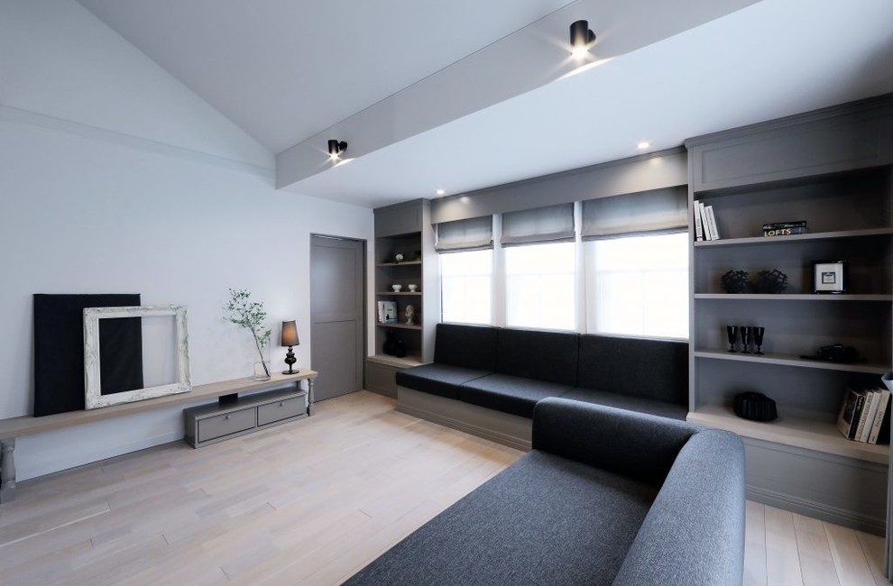 This is an example of a scandinavian living room in Nagoya with grey floor.