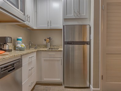 Inspiration for a small coastal l-shaped porcelain tile eat-in kitchen remodel with an undermount sink, shaker cabinets, white cabinets, granite countertops and no island