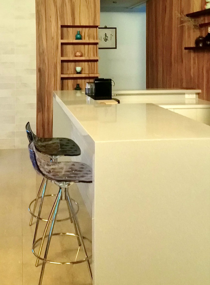 Ispirazione per un angolo bar bohémian con ante in legno bruno, pavimento in marmo, pavimento beige e top bianco