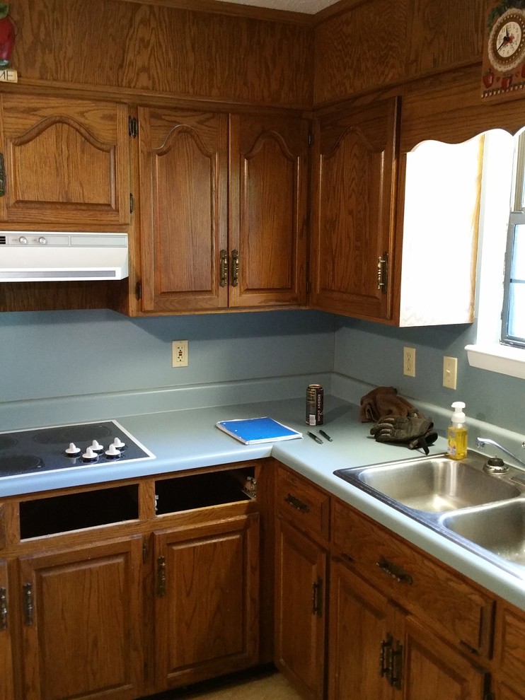 Eat-in kitchen - mid-sized traditional l-shaped ceramic tile eat-in kitchen idea in Birmingham with an undermount sink, raised-panel cabinets, medium tone wood cabinets, granite countertops, multicolored backsplash, mosaic tile backsplash, stainless steel appliances and an island