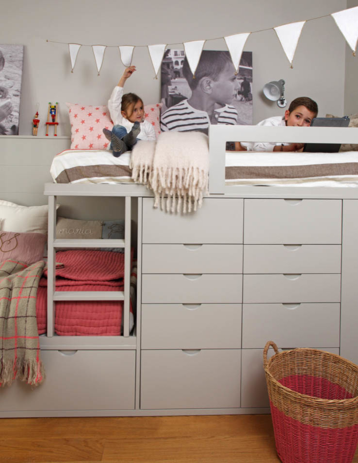 Inspiration for a mid-sized transitional gender-neutral kids' bedroom for kids 4-10 years old in Madrid with beige walls and medium hardwood floors.
