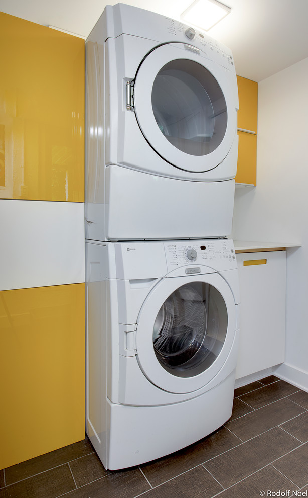 This is an example of a scandinavian laundry room in Montreal.