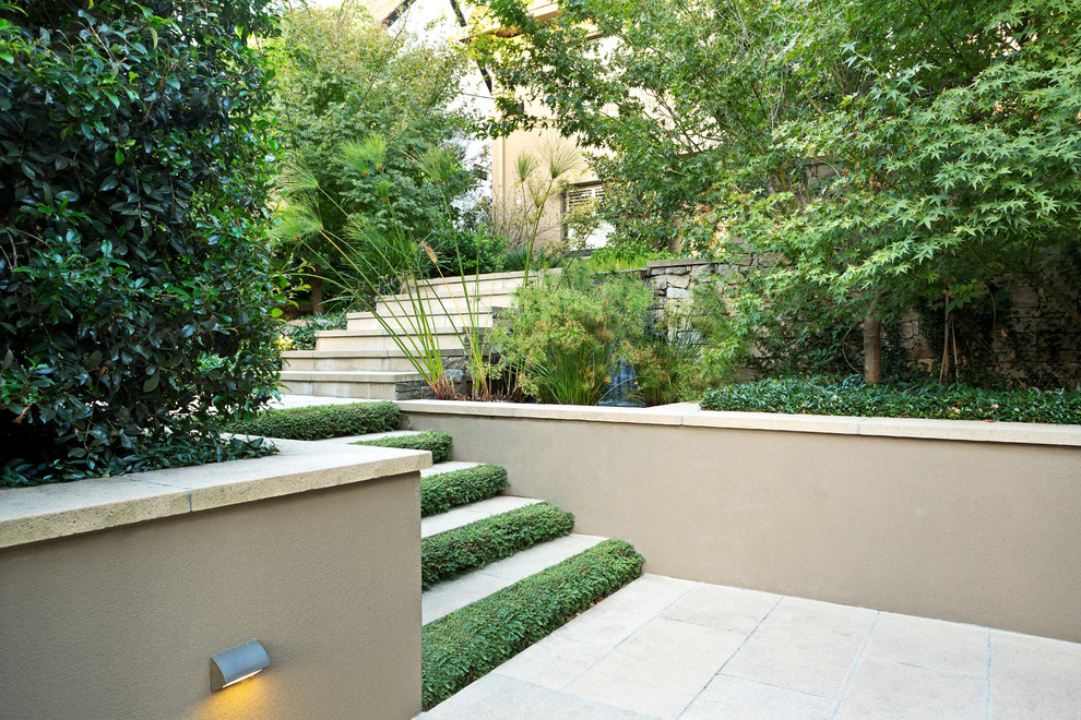 Inspiration for a mid-sized traditional front yard shaded garden for winter in Melbourne with a garden path.