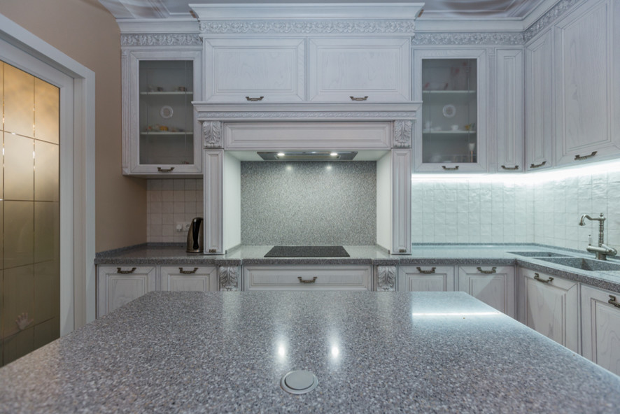 Кухня соединенная с гостиной зеркальным порталом. Реализованный проект