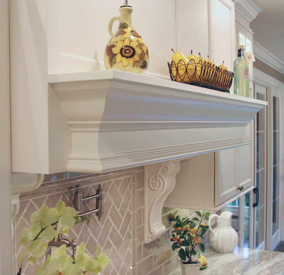 Inspiration for a transitional home design remodel in Cincinnati