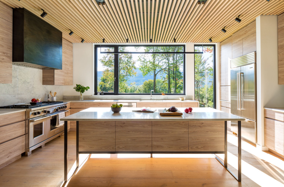 Inspiration for a contemporary kitchen in Burlington.