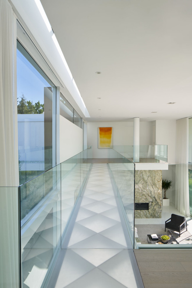 Источник вдохновения для домашнего уюта: большой, узкий коридор в современном стиле