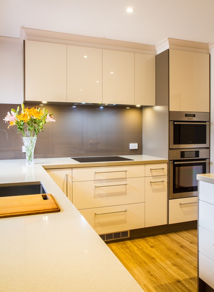 Photo of a contemporary kitchen in Melbourne.