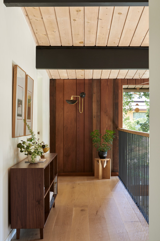 Пример оригинального дизайна: коридор в стиле ретро с белыми стенами, светлым паркетным полом, коричневым полом и деревянным потолком