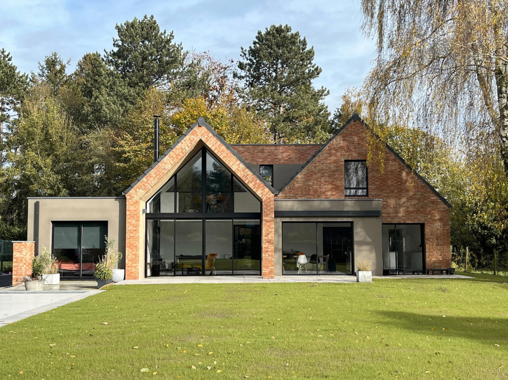 Geräumiges, Zweistöckiges Modernes Einfamilienhaus mit Backsteinfassade, Satteldach, Ziegeldach und schwarzem Dach in Lille