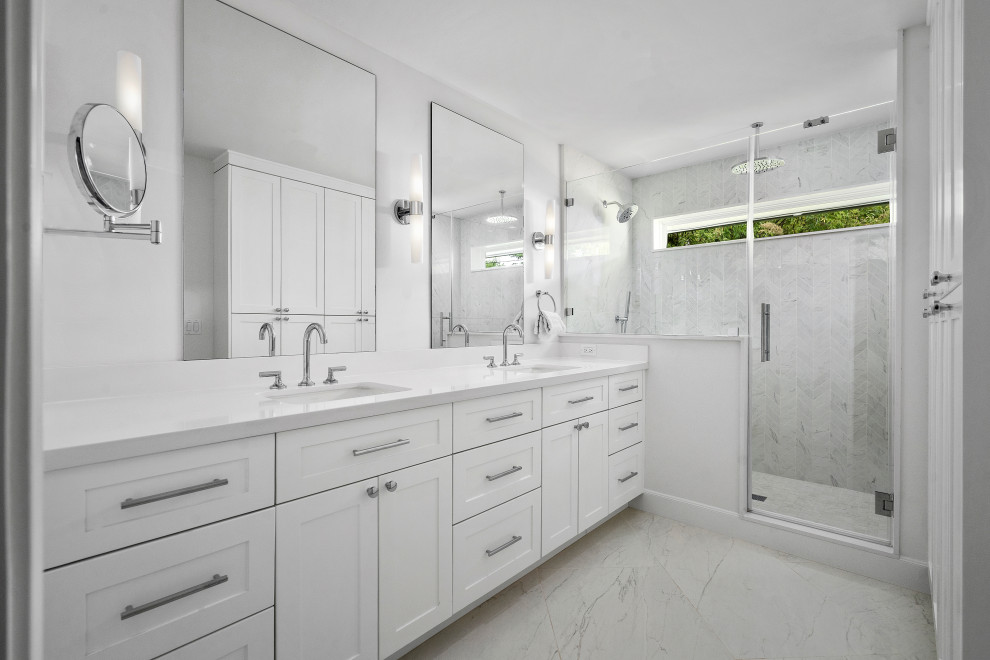 Ispirazione per una stanza da bagno moderna di medie dimensioni con piastrelle bianche, piastrelle in gres porcellanato, top in quarzite e top bianco