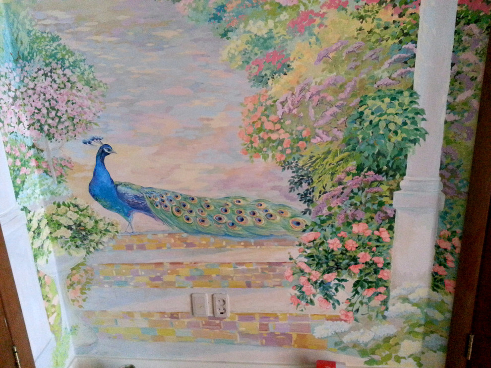 Комбинация светящихся красок и традиционной живописи