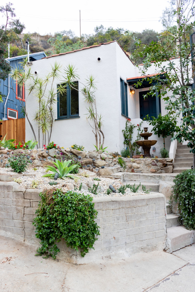 Photo of a small eclectic front yard full sun xeriscape in Los Angeles.