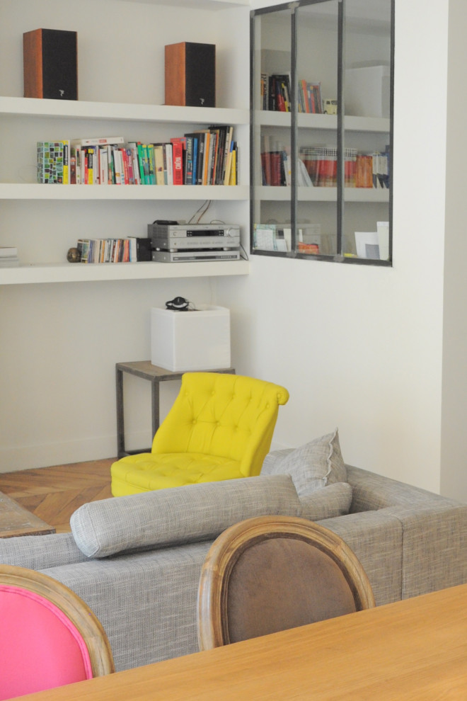 Esempio di un ufficio minimal di medie dimensioni con pareti bianche, pavimento in legno massello medio, pavimento marrone e scrivania autoportante