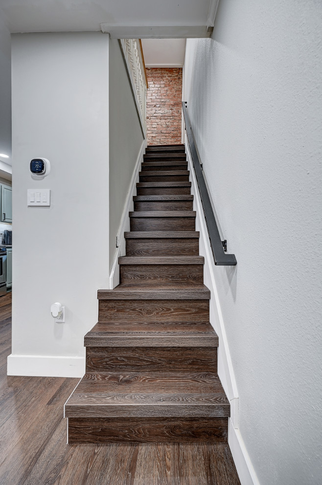 Imagen de escalera recta escandinava pequeña con escalones de madera, contrahuellas de madera y barandilla de metal